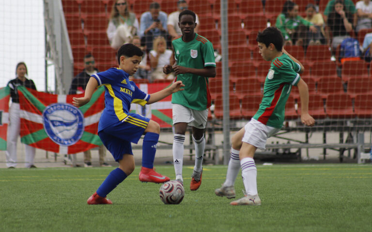 Niños jugando al fútbol en un partido del campeonato Sub-12 en Melilla