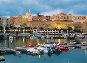 Vista del puerto de Melilla con barcos y edificios históricos