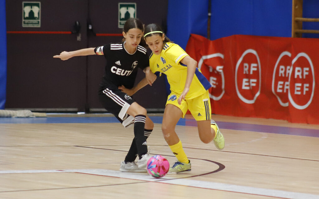 Jugadoras de Melilla y Ceuta compiten en un partido de fútbol sala