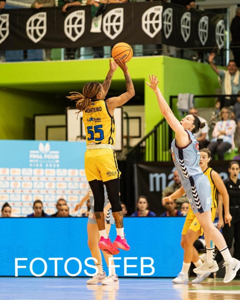 Jugadora del MCD La Salle lanzando a canasta en un partido de baloncesto