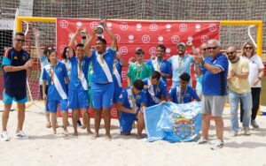 Equipo de fútbol playa de Melilla celebrando la entrega de trofeos