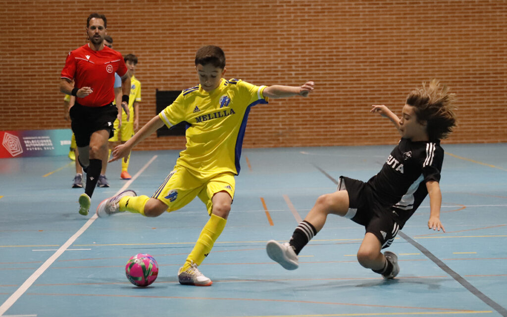Jugadores de Melilla y Ceuta compiten en un partido de fútbol sala