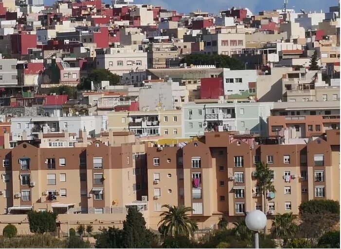 Vista de edificios residenciales en Melilla con diversas fachadas y colores.