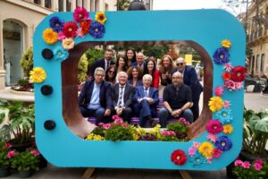 Grupo de personas posando en un marco decorado con flores en Melilla