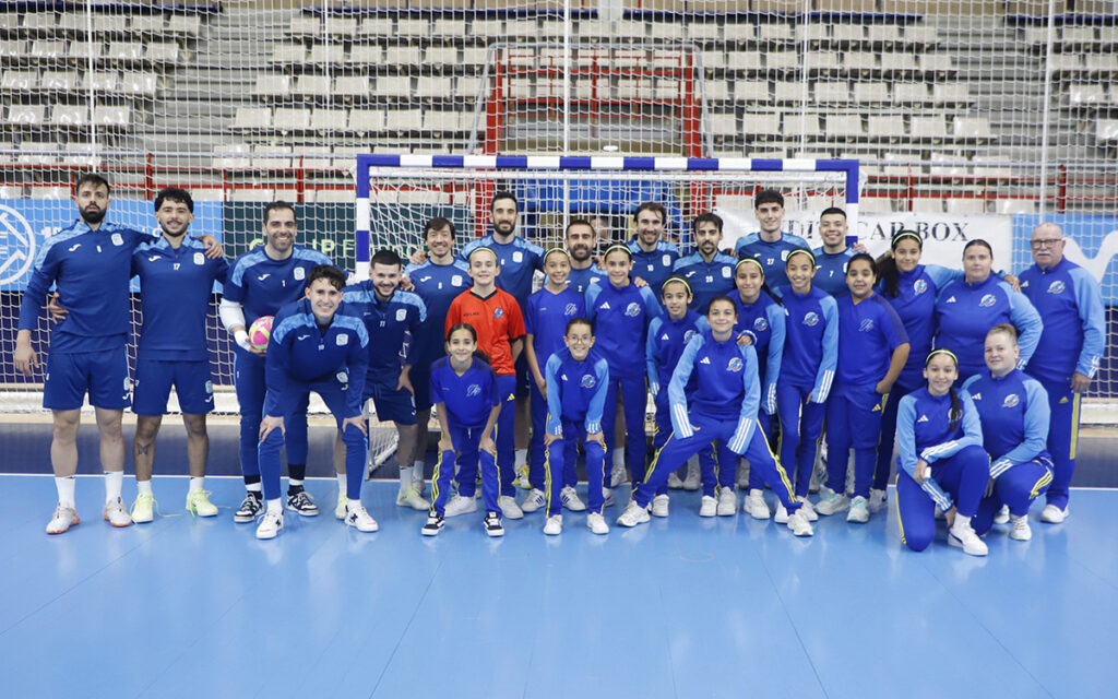 Equipo de fútbol sala de Melilla posando en la cancha