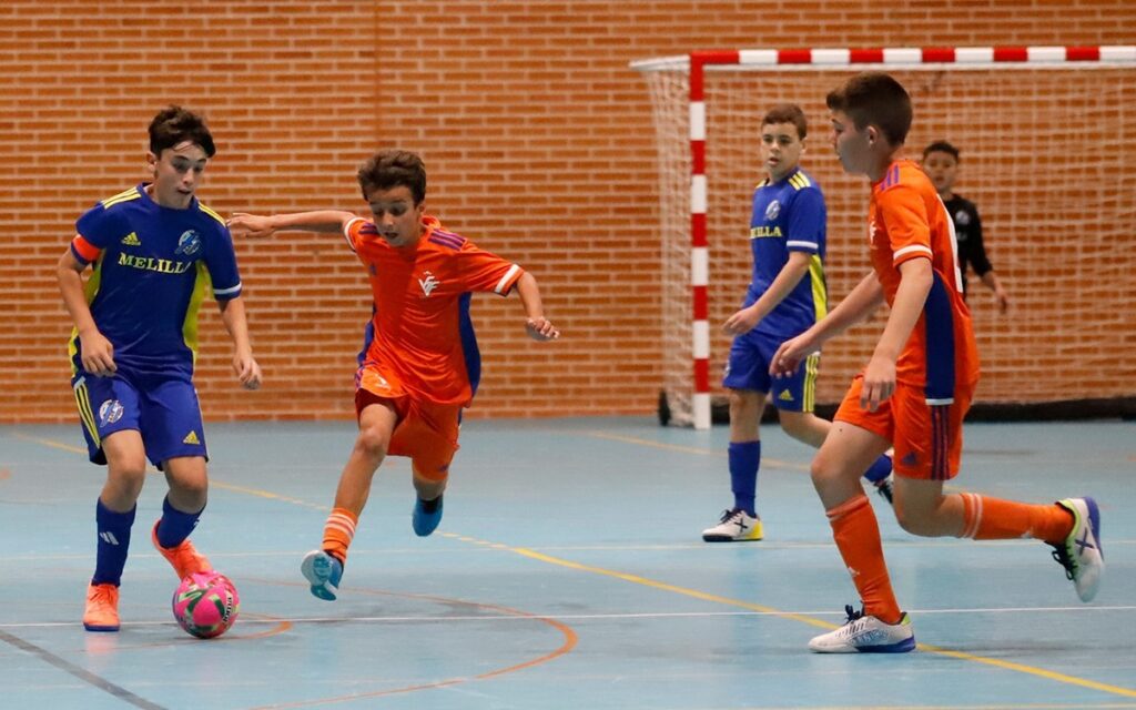 Jugadores de fútbol sala en un partido de la fase de grupos en Melilla.