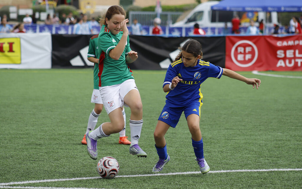 Dos niñas compiten en un partido de fútbol en el campeonato Sub-12.