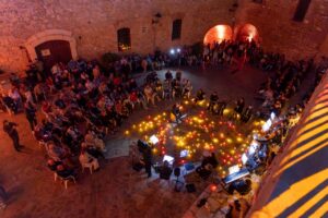 Concierto en Melilla La Vieja con luces y público disfrutando