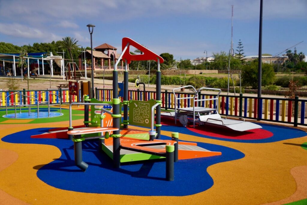 Parque inclusivo en Melilla con juegos para niños