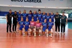 Equipo de voleibol femenino de Melilla posando en la Copa de la Reina