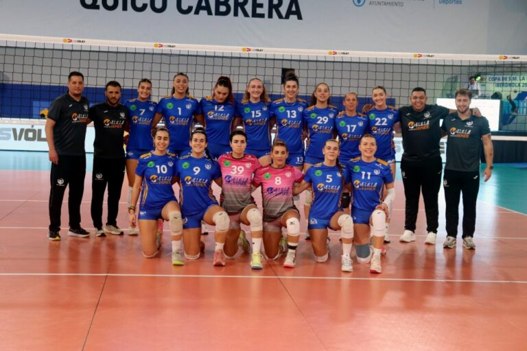 Equipo de voleibol femenino de Melilla posando en la Copa de la Reina