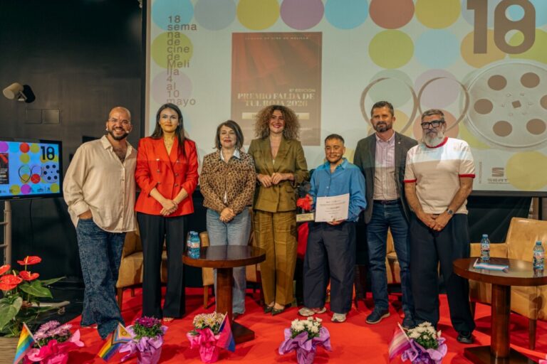 Participantes de la XVIII Semana de Cine de Melilla en la entrega del premio Falda de Tul Roja