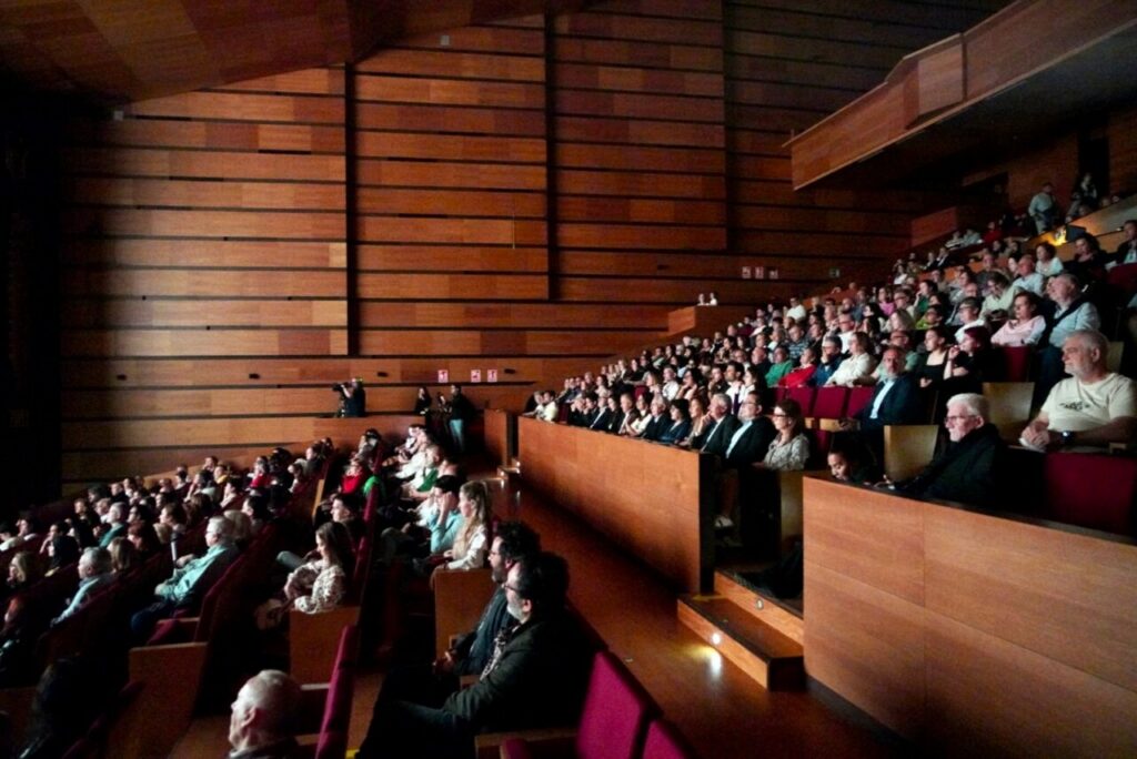 Audiencia en el Teatro Kursaal durante la Semana de Cine en Melilla