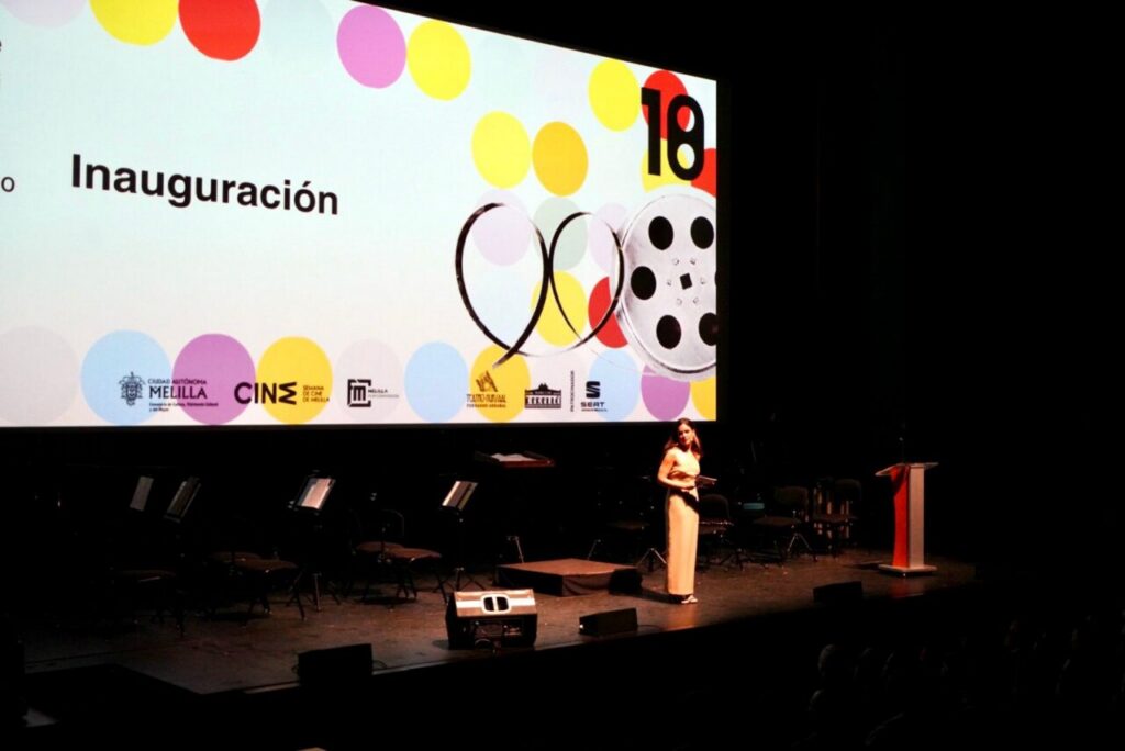 Inauguración de la XVIII Semana de Cine en Melilla con una presentación en el escenario.