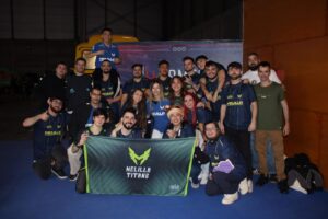 Grupo de personas posando con camisetas de Melilla Titans en un evento