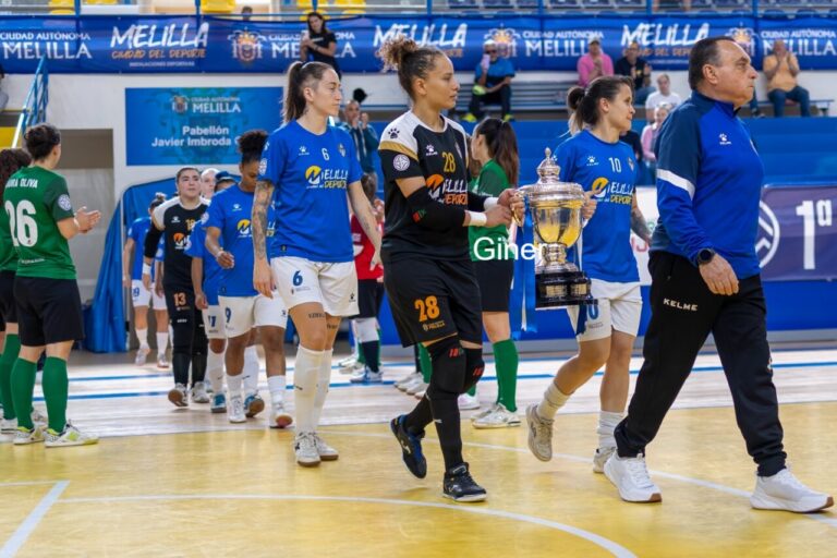 Jugadoras del Melilla Torreblanca celebrando un título en el pabellón