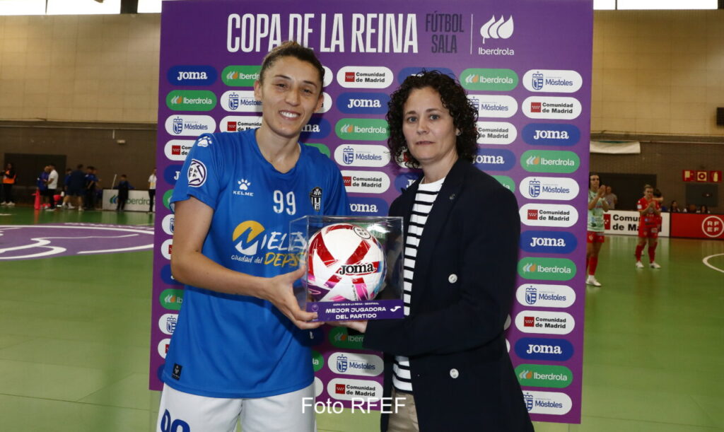 Jugadora del Melilla Torreblanca CF recibiendo un premio en la Copa de la Reina