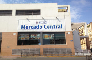 Fachada del Mercado Central de Melilla con carteles visibles