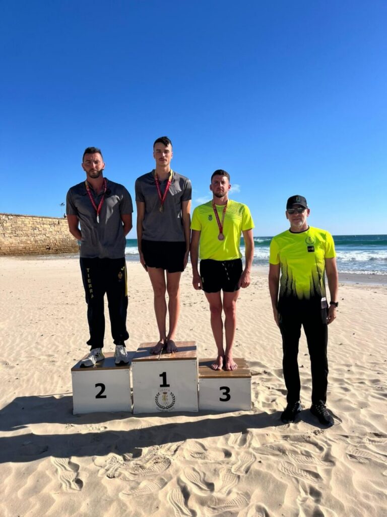 Miguel Ángel Rozas en el podio con medallas tras la competición