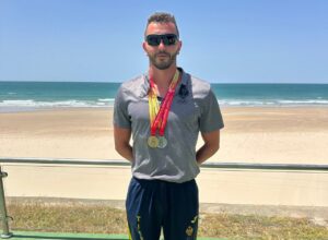 Miguel Ángel Rozas con medallas en la playa tras campeonato militar