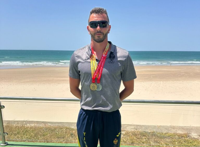 Miguel Ángel Rozas con medallas en la playa tras campeonato militar