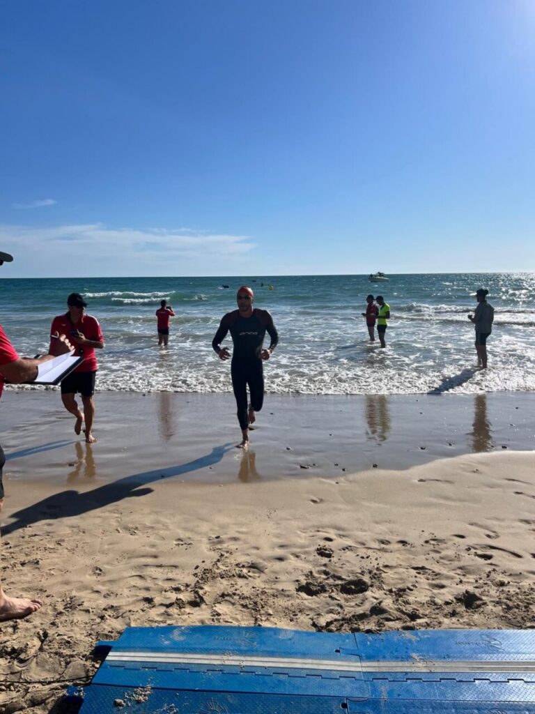 Nadador Miguel Ángel Rozas corriendo en la playa tras una prueba de aguas abiertas