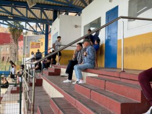 Miguel Rivera observando un partido desde la grada del estadio