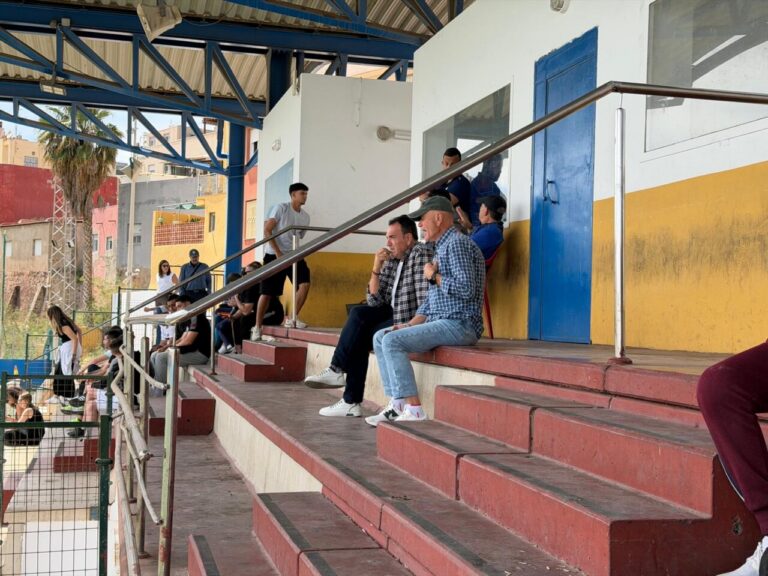 Miguel Rivera observando un partido desde la grada del estadio