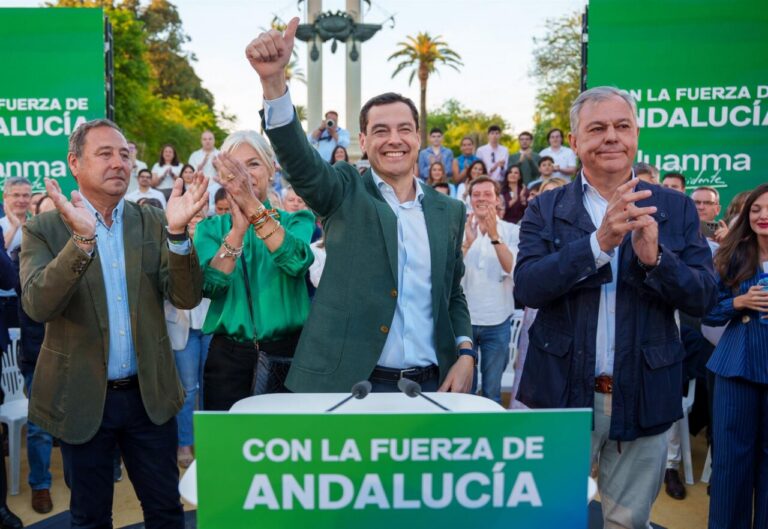 Juanma Moreno en un mitin electoral con apoyo de su equipo