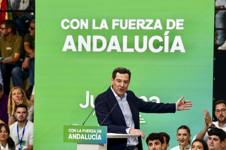 Juanma Moreno hablando en un mitin electoral en Andalucía