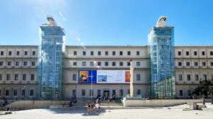 Exterior del Museo Reina Sofía en Madrid con visitantes y arte contemporáneo