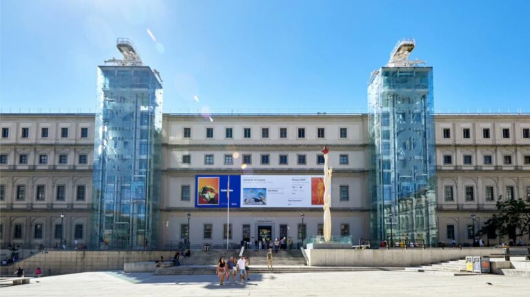 Exterior del Museo Reina Sofía en Madrid con visitantes y arte contemporáneo