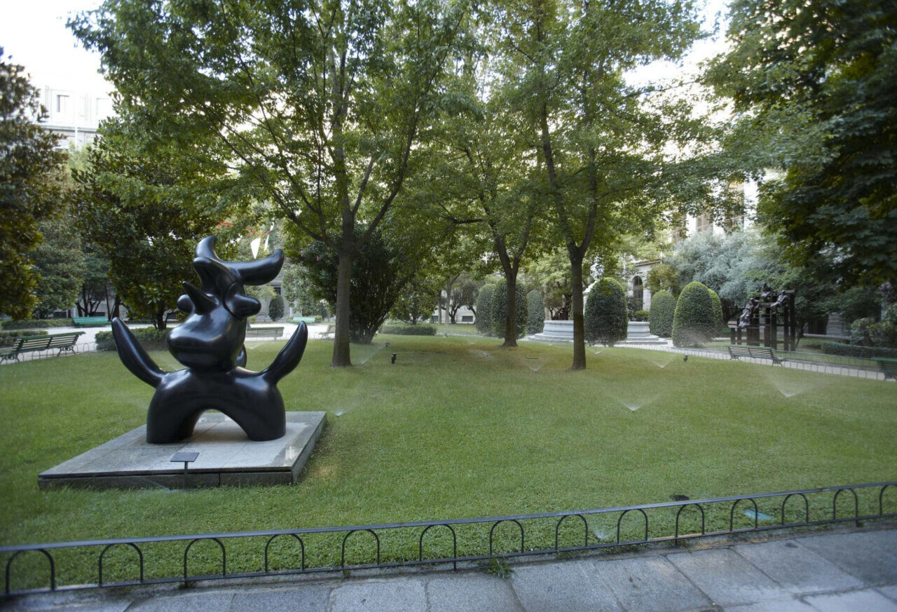 Escultura en el jardín del Museo Reina Sofía en Madrid