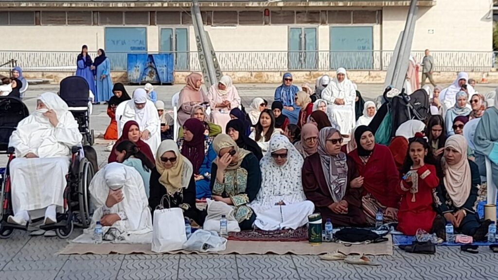 Miles de musulmanes reunidos en la Plaza Multifuncional de Melilla para un rezo colectivo.