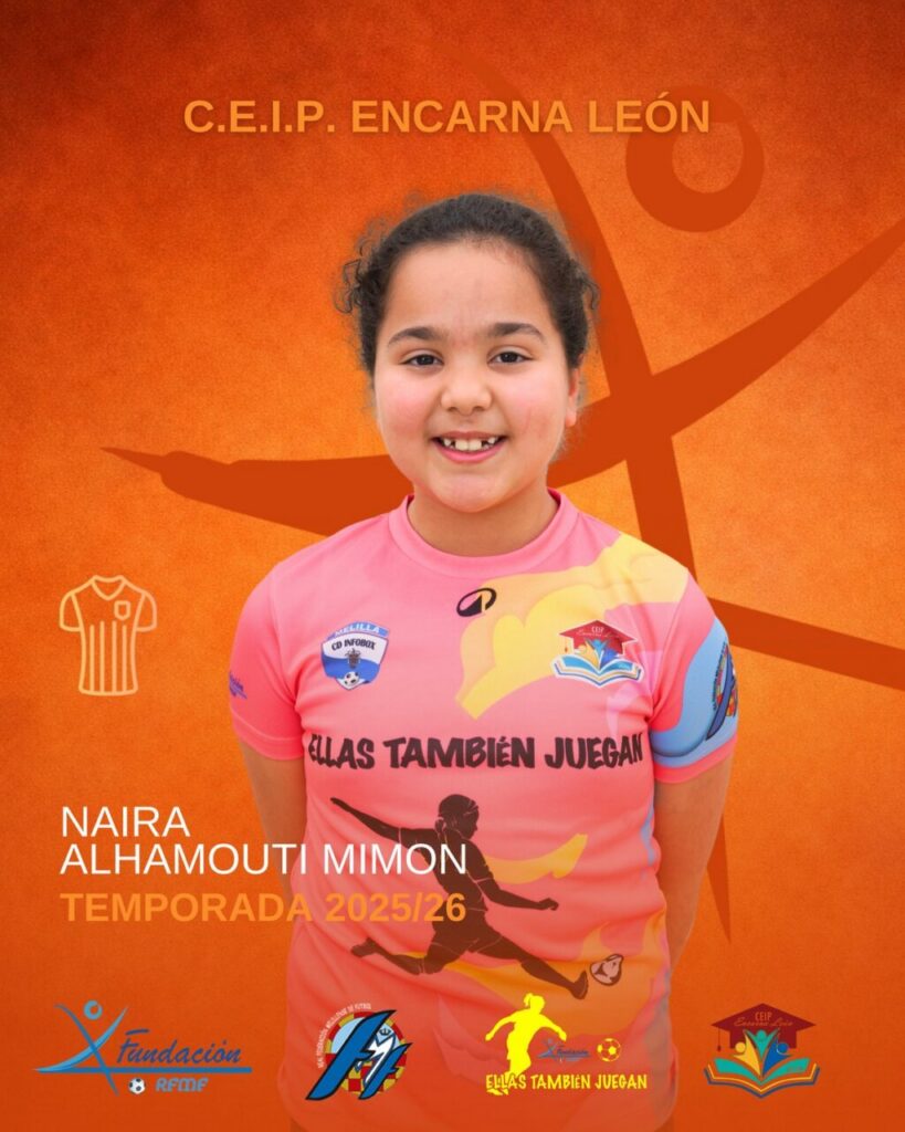 Niña sonriente con camiseta de fútbol en el CEIP Encarna León