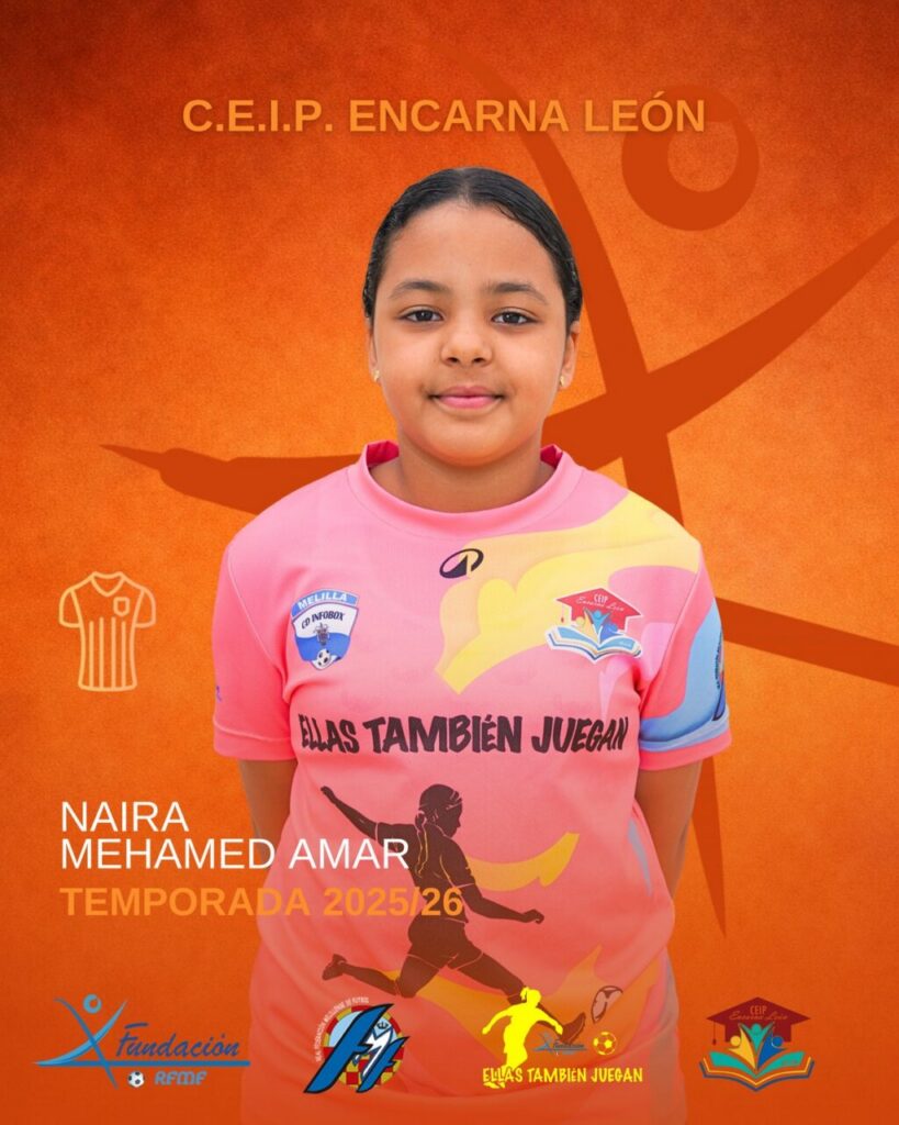 Naira Mehamed Amar en camiseta de fútbol del CEIP Encarna León