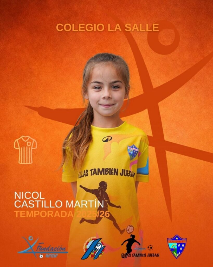 Niña sonriente con camiseta del Colegio La Salle en evento deportivo.