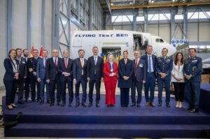 Grupo de personas en un evento de presentación de un sistema de entrenamiento de pilotos.