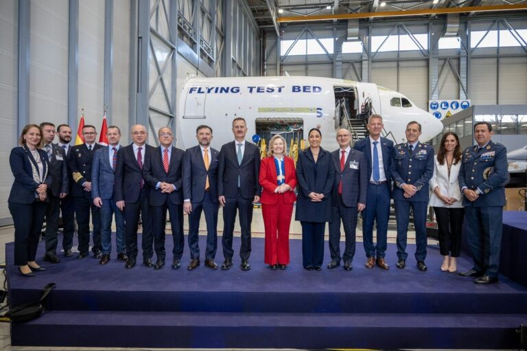 Grupo de personas en un evento de presentación de un sistema de entrenamiento de pilotos.
