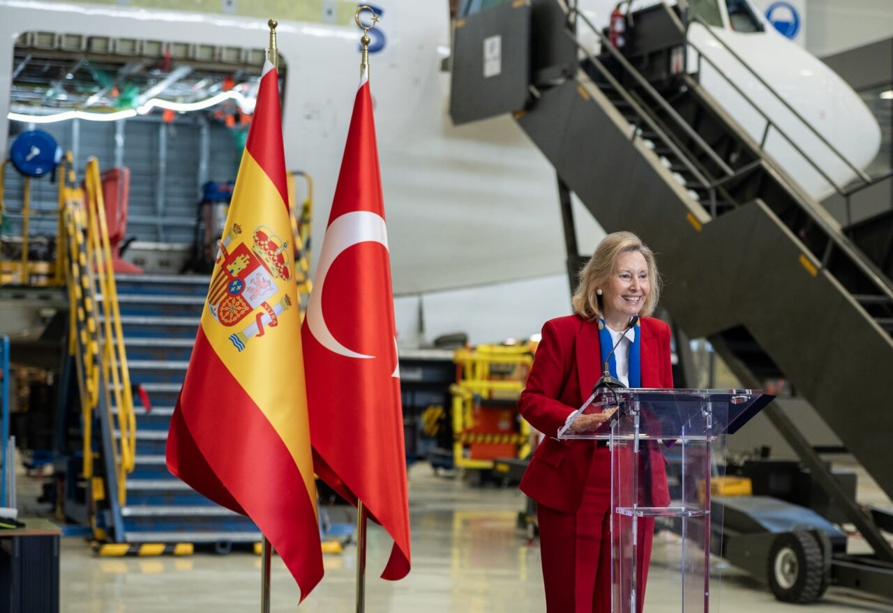 Evento de presentación del nuevo sistema de entrenamiento de pilotos con banderas de España y Turquía.