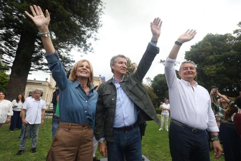 Núñez Feijóo y otros políticos saludando en un evento al aire libre