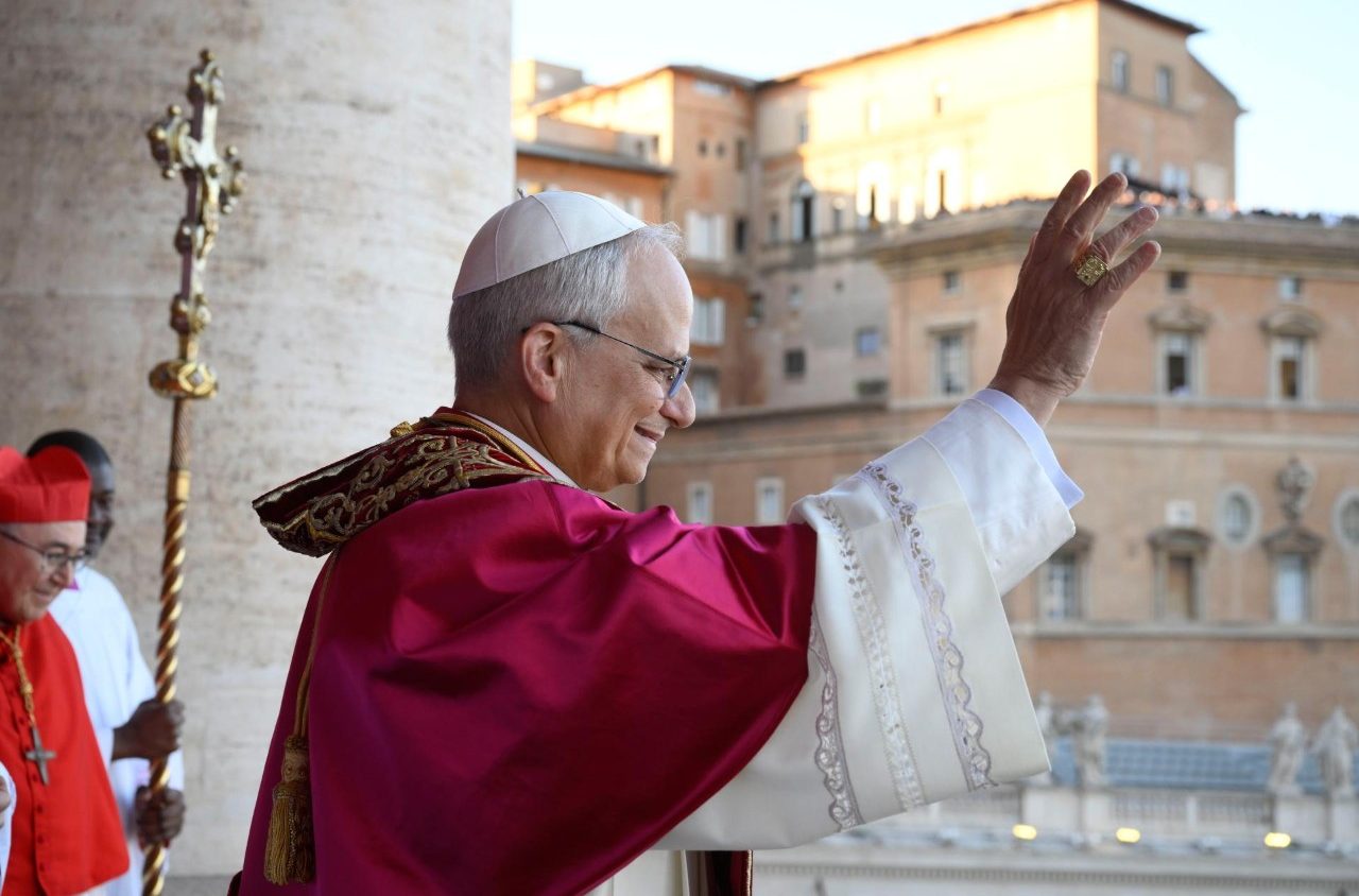 El Papa XIV saludando desde un balcón en Roma
