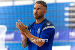 Entrenador del Melilla Torreblanca aplaudiendo en el partido