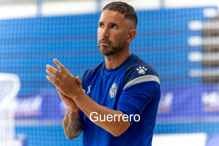 Entrenador del Melilla Torreblanca aplaudiendo en el partido