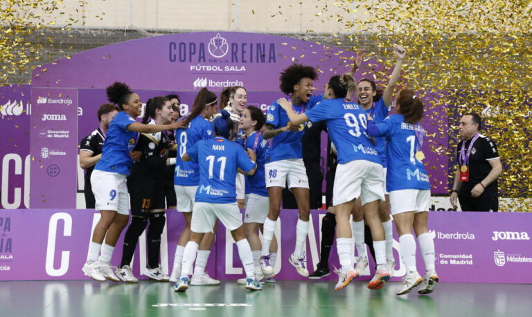 Jugadoras del Melilla Torreblanca celebrando la victoria en la Copa de la Reina