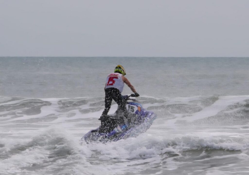 Piloto Pedro Pérez Vizcaíno compitiendo en motos de agua en la playa.