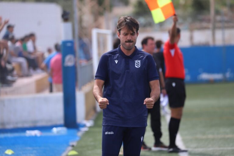 Pepe Arredondo celebrando en el campo durante un partido de fútbol.
