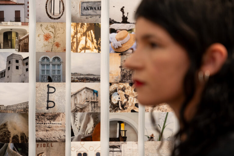 Mujer observando una exposición de fotografía contemporánea en PHotoESPAÑA 2026