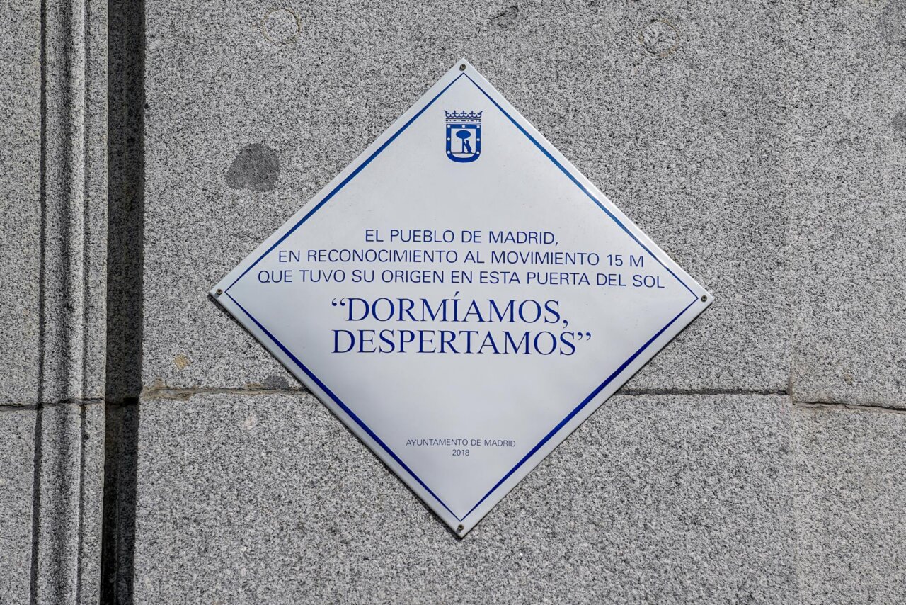 Placa en la Puerta del Sol en Madrid que conmemora el movimiento 15M.