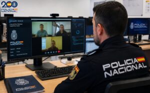 Agente de la Policía Nacional en videoconferencia sobre estafas digitales